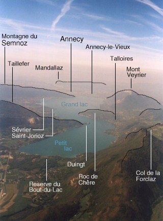 une photo du lac d'Annecy et les villes qui le bordent